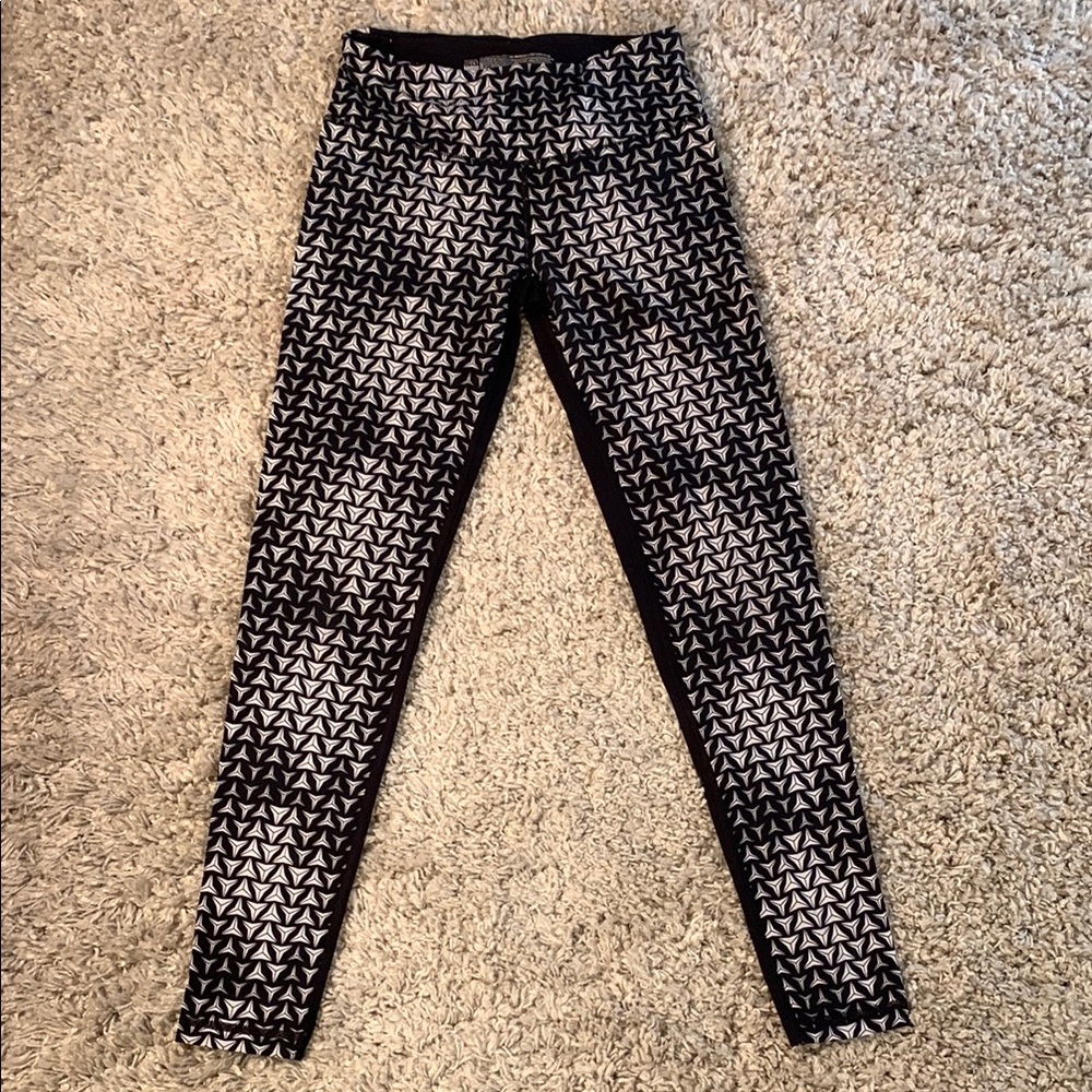Victoria’s Secret Sport Black Pattern Leggings Size Small